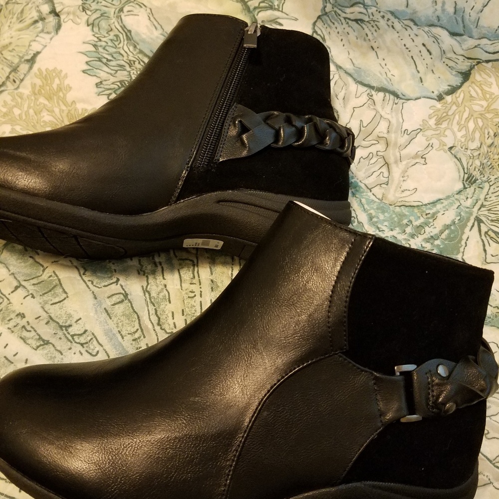 Brand new Catherines ankle boots sz 9w
